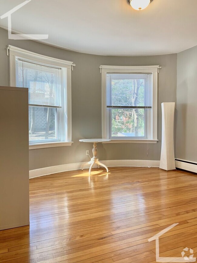 Building Photo - 9/1 Renovated 2BR in Washington Sq w/balco... Rental