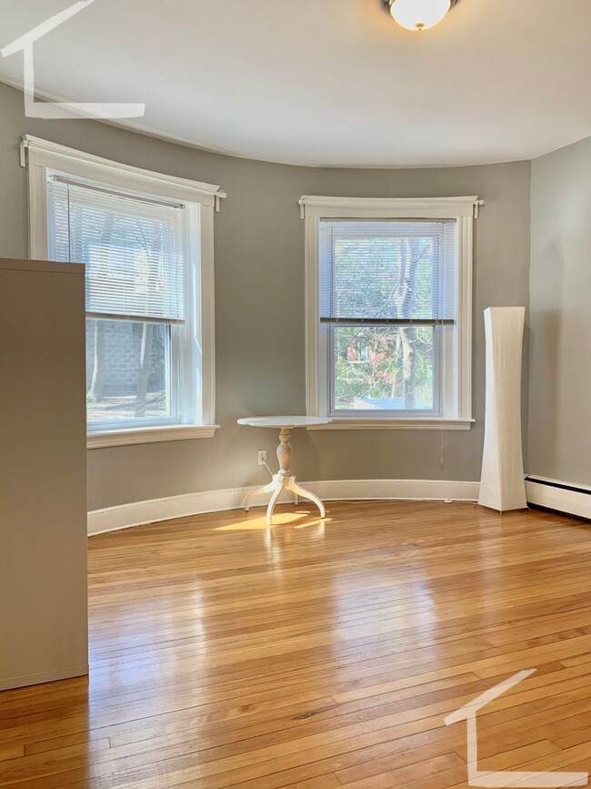 9/1 Renovated 2BR in Washington Sq w/balco... - 9/1 Renovated 2BR in Washington Sq w/balco... Condo