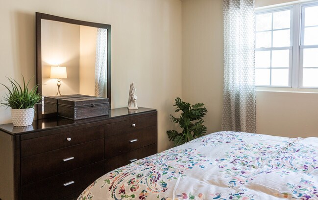1BR, 1BA - 617 SF