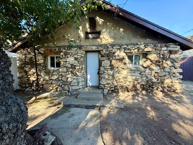 Photo - Beautifully updated 1 bed 1 bath in Thousand Oaks! All utilities included