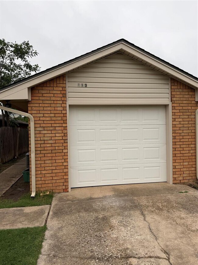 Building Photo - 213 Skylark Ct