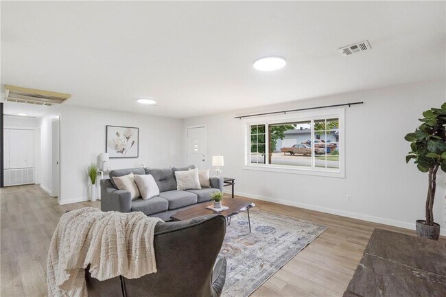 Photo - 701 NW Ford Ln