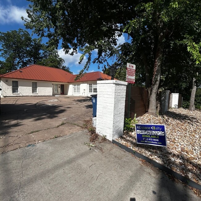 Building Photo - 1005 W MLK - House