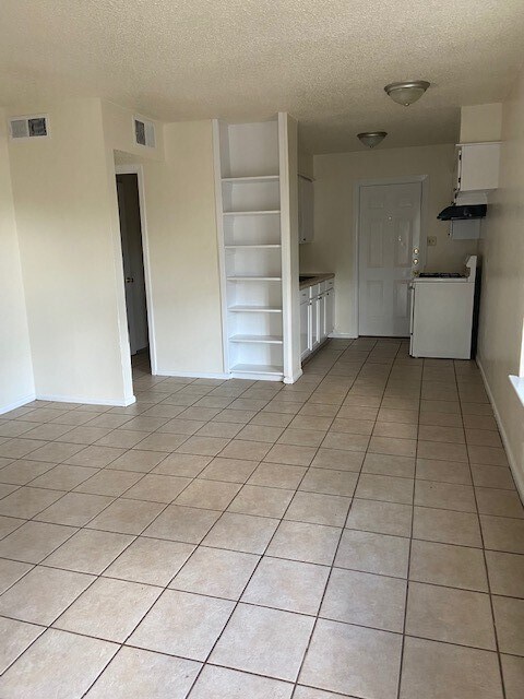 Photo - 818 Hazelton St