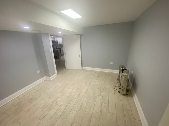 Bedroom - 6079 N Albany Ave Unit Garden level