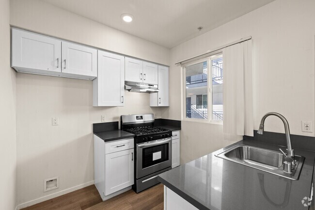 2BR, 2BA - 816SF - Kitchen