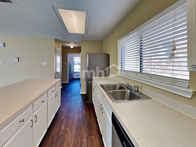 Photo - 304 Sandlewood Ln