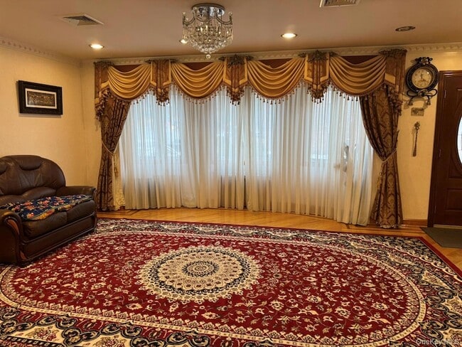 Photo - 109-04 Myrtle Ave