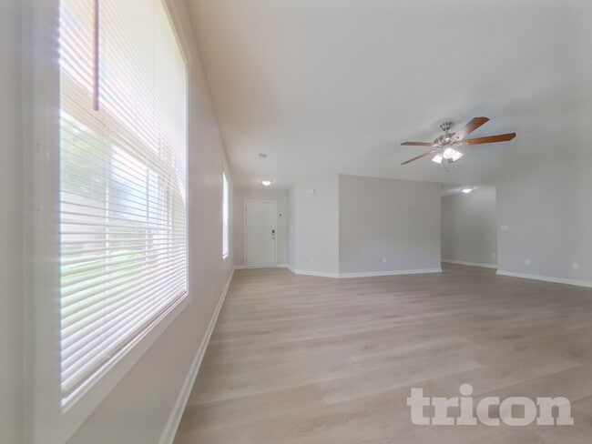 Photo - 404 Castle Ridge Dr