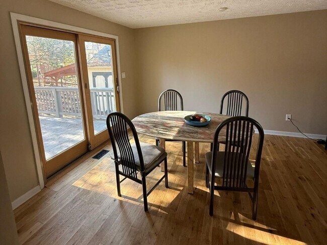 Photo - 1733 Ellenwood Dr NE