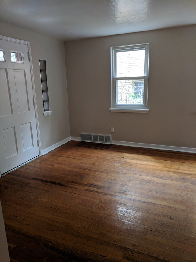 livingroom - 112 Bellanca Ave