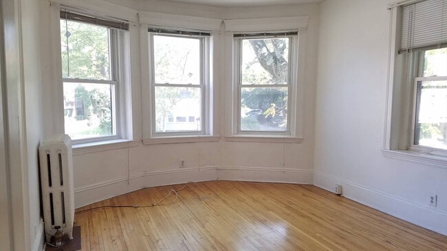 Building Photo - 156 Strathmore Rd Unit #1 Rental