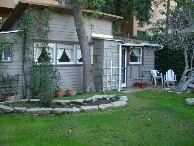 Front with yard - 679 S Mentor Ave Unit Guest House