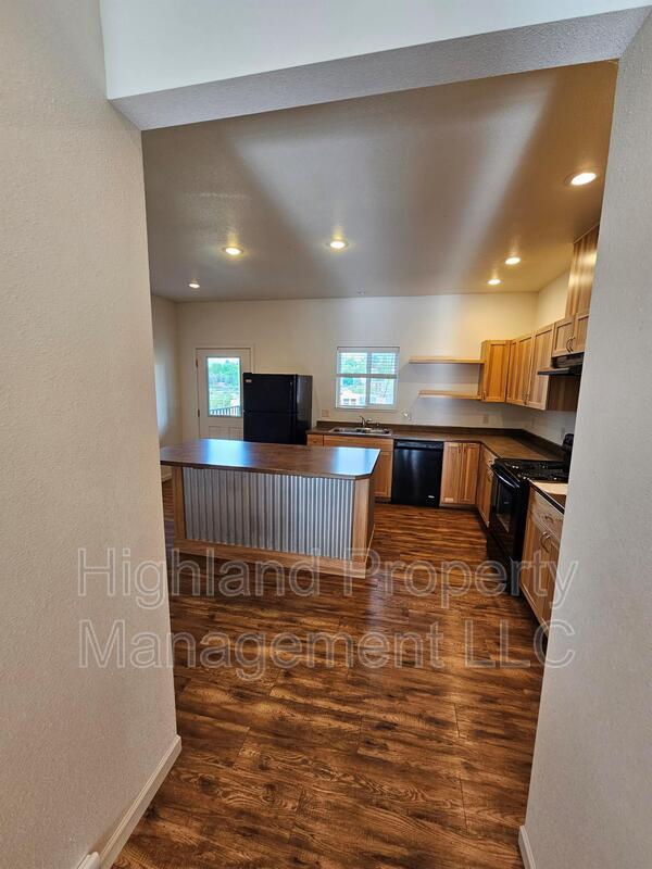 Photo - 552 NE Stadium Way