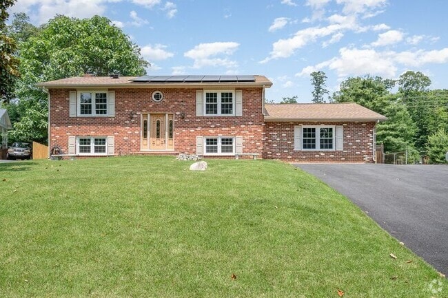 Building Photo - 411 Deerwood Dr Rental
