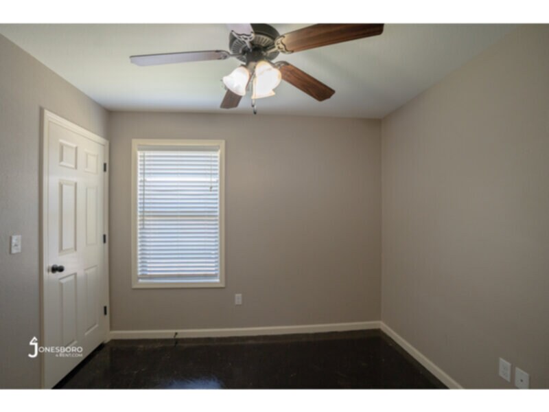 Photo - The Oaks: Water & Sewer Included