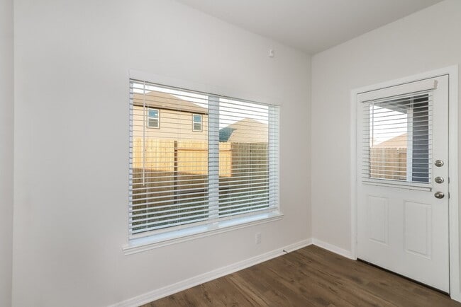 Photo - 208 Lgt Smt Dr