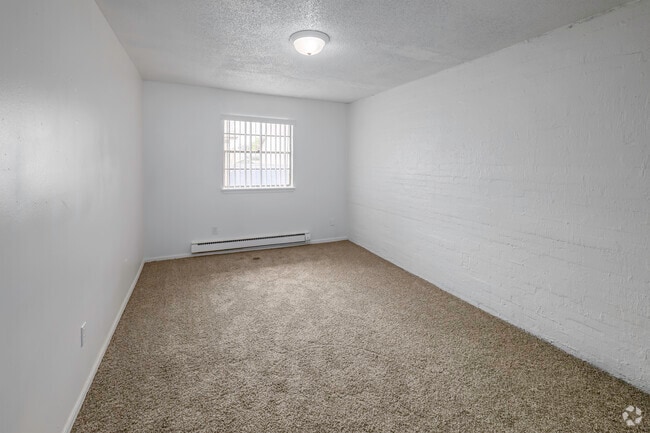 2BR, 1BA - 876SF - Primary Bedroom