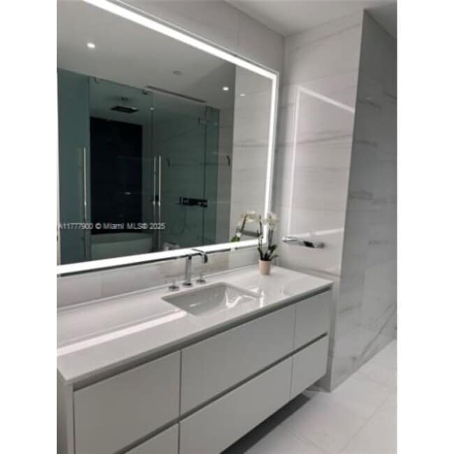 Photo - 300 Biscayne Boulevard Way