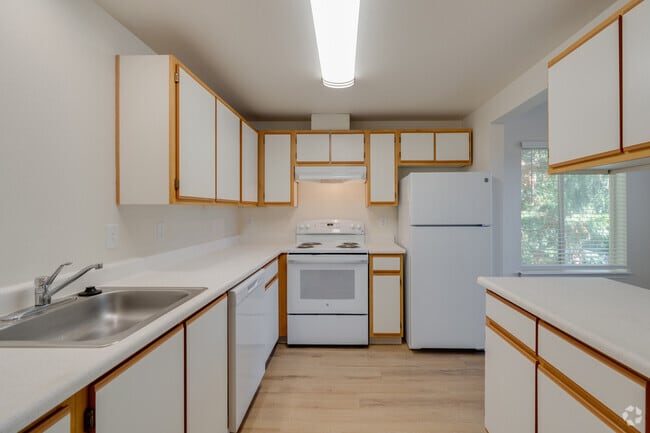 2BR, 1BA - 961SF - Kitchen