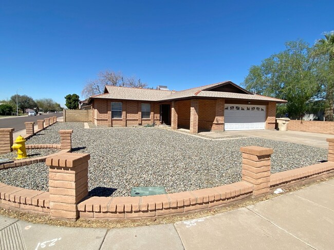 Building Photo - 3 Bedroom 2 Bathroom corner lot in Glendale Rental