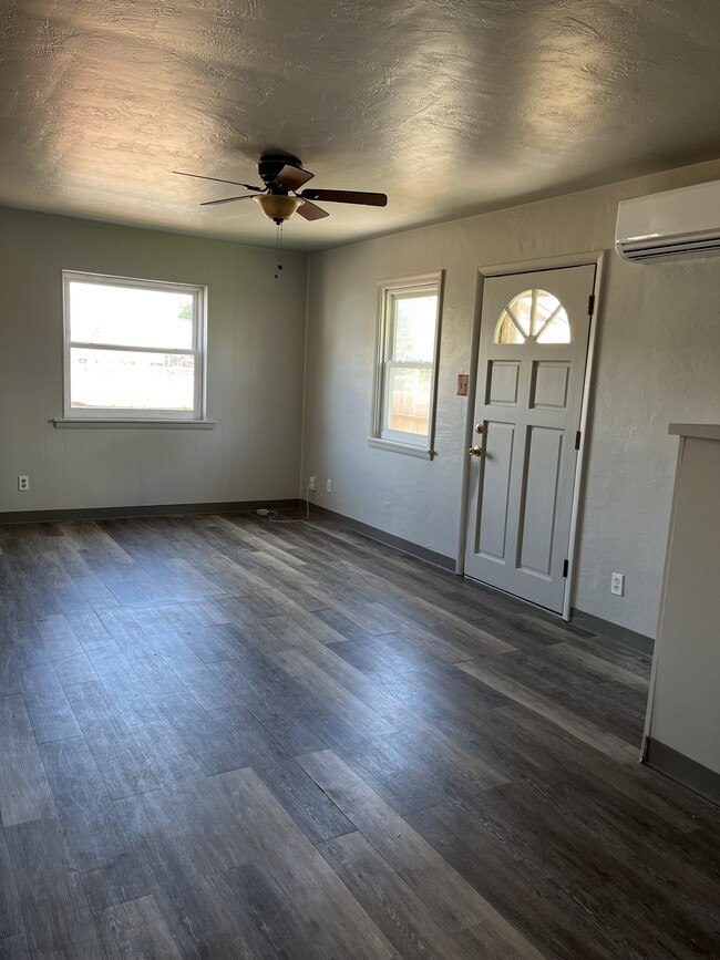 Photo - 1028 Watt St