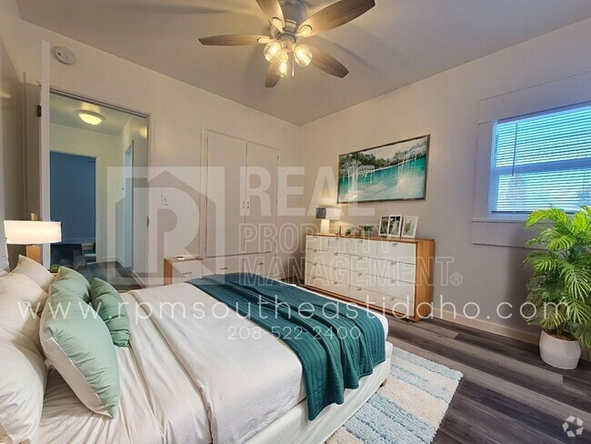 Building Photo - Newly Renovated, Clean & Bright 2 Bedroom,... Unit 347 1/2 Center Rental