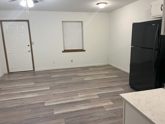 Building Photo - 8 W 10th St Unit APT C