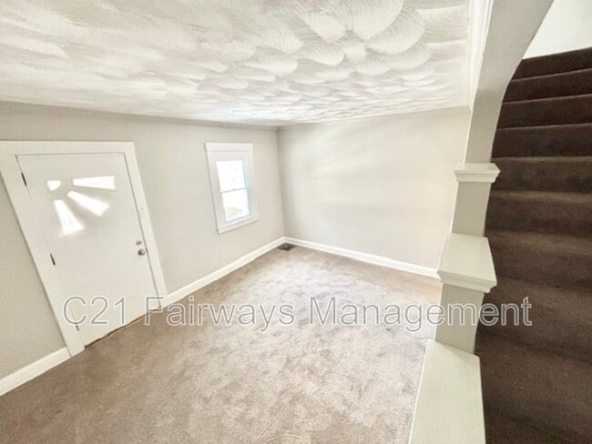 Photo - 874 Vankirk St