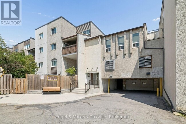 Photo - 184 Dundas St E