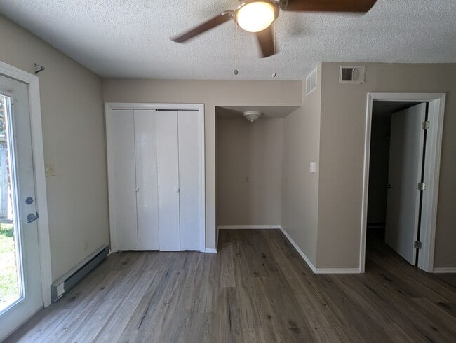 Building Photo - 2 Bedroom/1.5 Bathroom Townhouse in South ... Unit 4384 Bellview Dr
