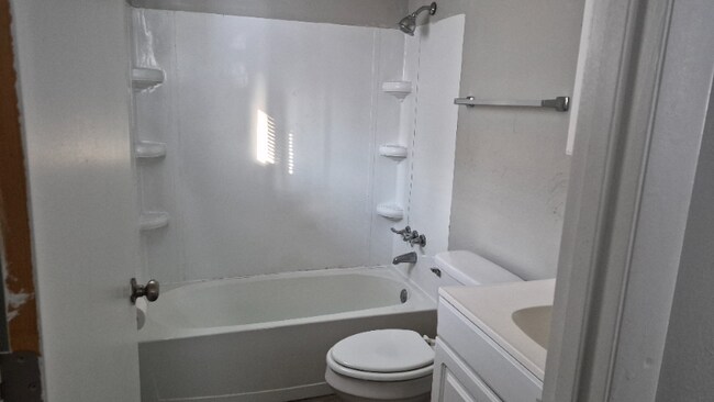 Photo - 262 E Nottingham Rd Unit 3