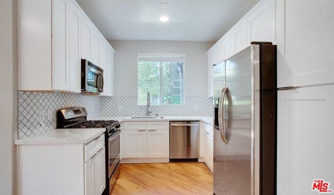 Building Photo - 5557 W 6th St Unit 1-305 Rental