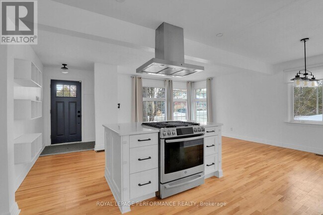 Photo - 940 Brant St