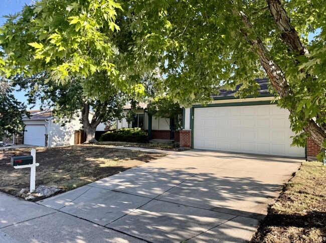 Building Photo - Spacious 4 bedroom, 3 bathroom home in the heart of Aurora is ready for immediate move in! Conven...