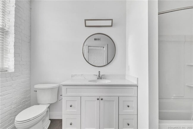 Photo - 475 Howe Ave