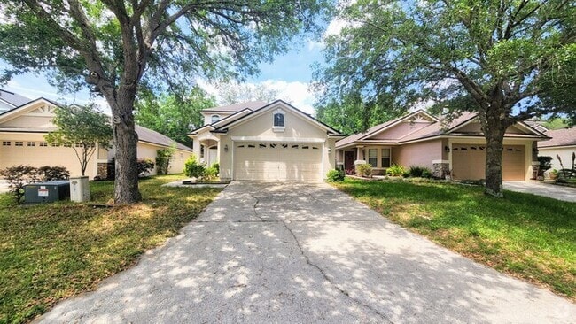 Building Photo - Spacious 4-bedroom, 3-bath home in desirab...