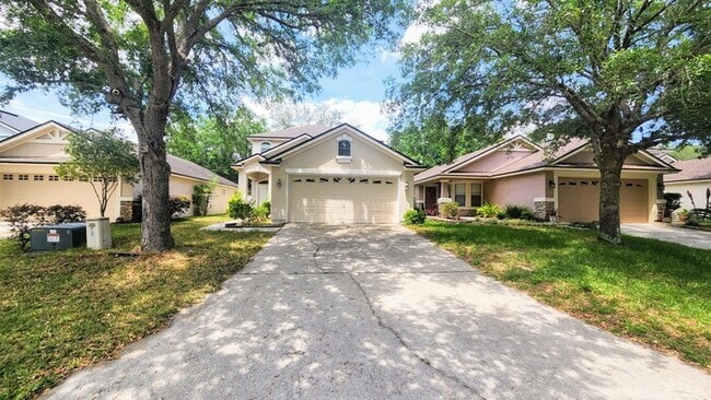 Building Photo - Spacious 4-bedroom, 3-bath home in desirab...