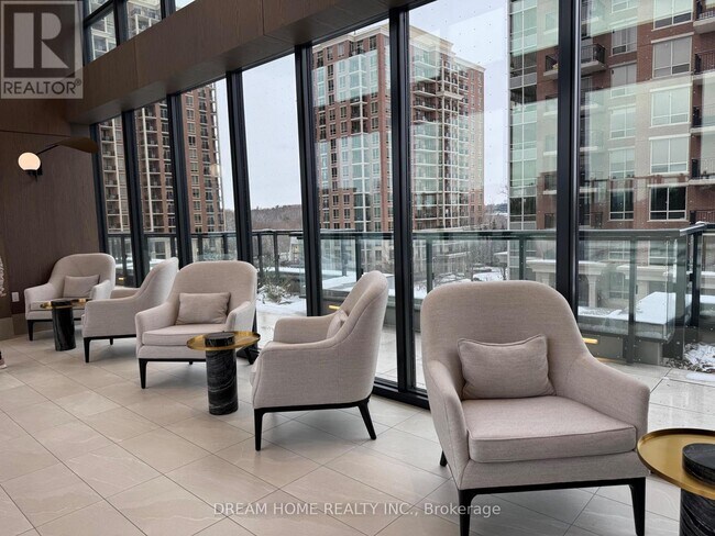 Photo - 30 Inn On The Pk Dr Unit 812