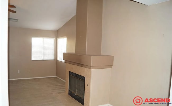 Photo - Spacious 4 Bedroom / 2 Bath Home – Fully Equipped Kitchen | Bakersfield, CA 93312