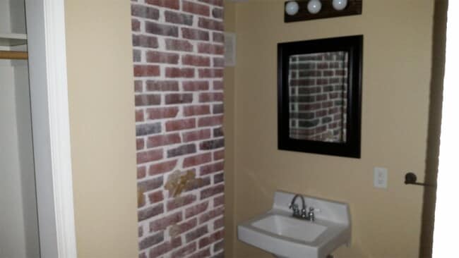 Photo - 932 E College St