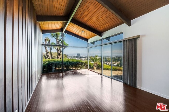 Building Photo - 5961 Wrightcrest Dr Rental
