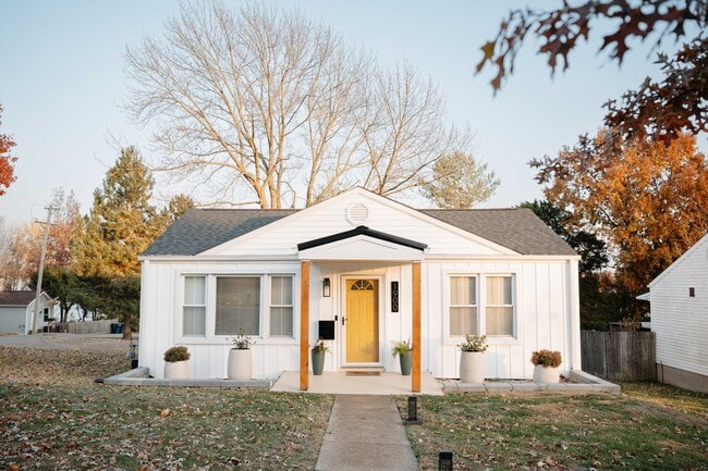Building Photo - 1900 Mitchell Terrace