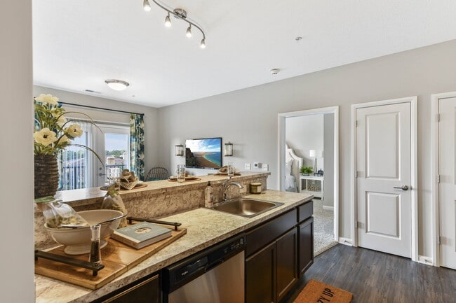 Photo - Lincoln Pointe