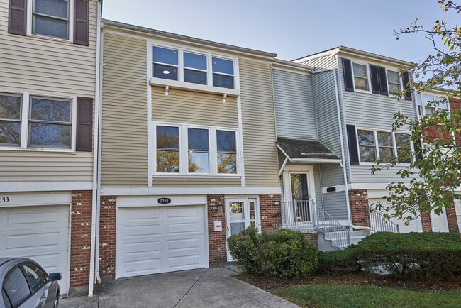 Building Photo - 2035 Stanley Ct