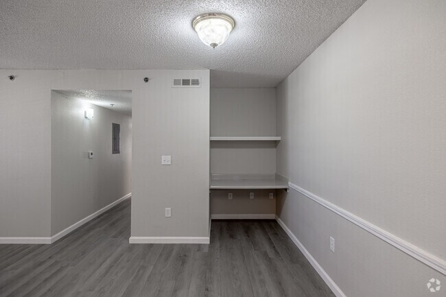 3BR, 2BA - 1,085SF - Built In Desk