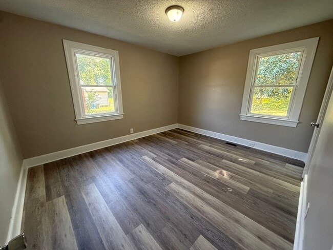 Photo - 221 Spruce St W
