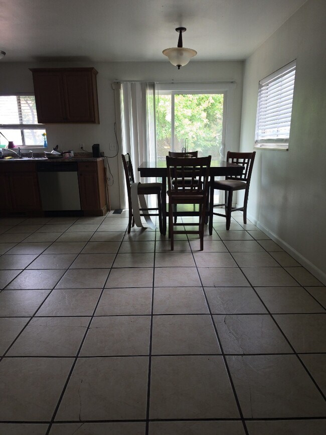 Photo - 586 W 1975 N