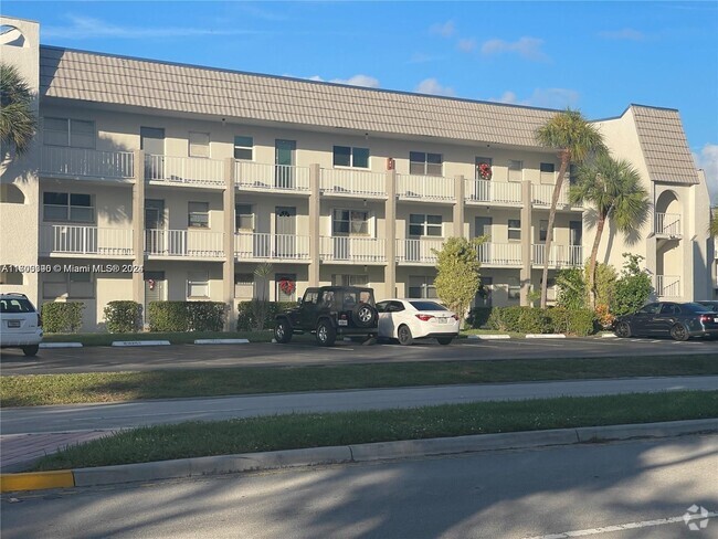 Building Photo - 8300 Sunrise Lakes Blvd Unit 208 Rental