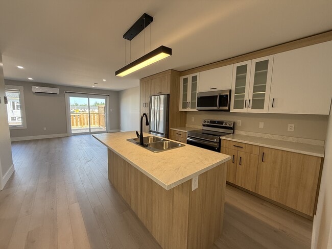 Building Photo - 44 Mia St